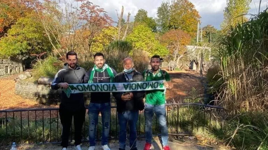 Τετράδα με πράσινο κασκόλ