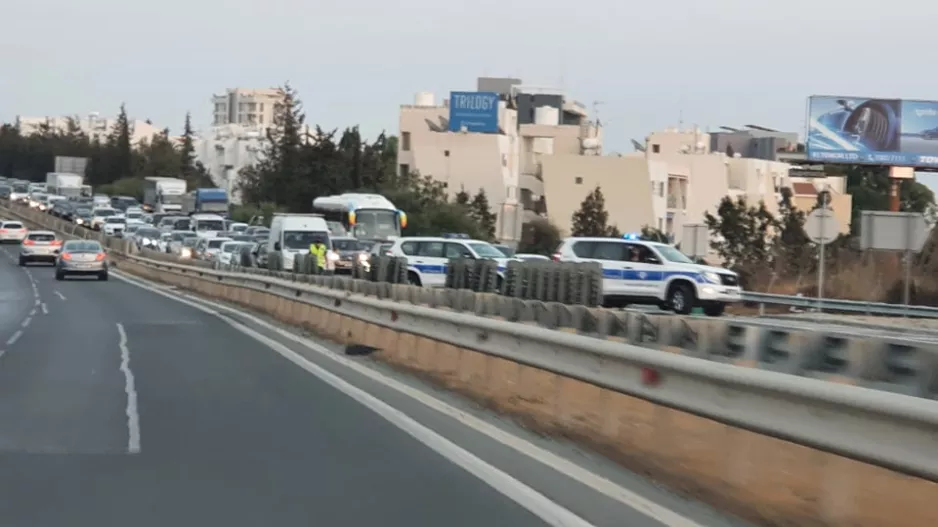 Χάος και ουρές χιλιομέτρων στο highway λόγω καραμπόλας