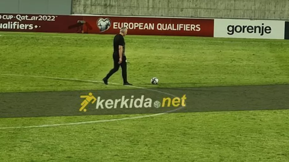 ΒΙΝΤΕΟ/Κωστένογλου μόνος στο κέντρο... σκεφτικός!