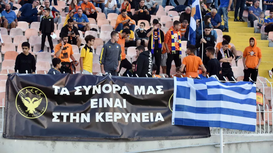 Πανό οι ΑΠΟΕΛίστες: "Τα σύνορα μας είναι στην Κερύνεια"