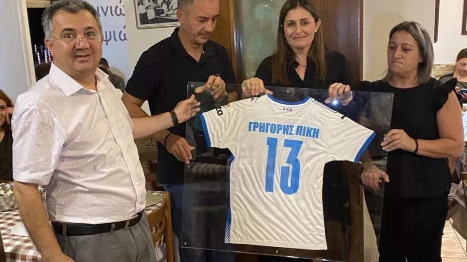 Συγκινητική στιγμή: Η φανέλα "13" του Απόλλωνα εις μνήμη του Γρηγόρη (φώτος)