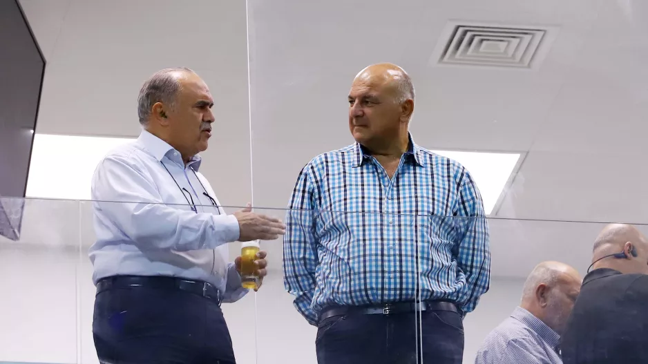 Καραπατάκης/Κέρασε... τον Μιχαηλίδη