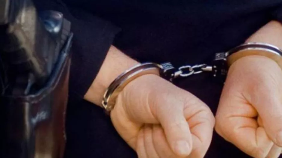 Χειροπέδες σε καθηγητή για σεξουαλική παρενόχληση μαθήτριας