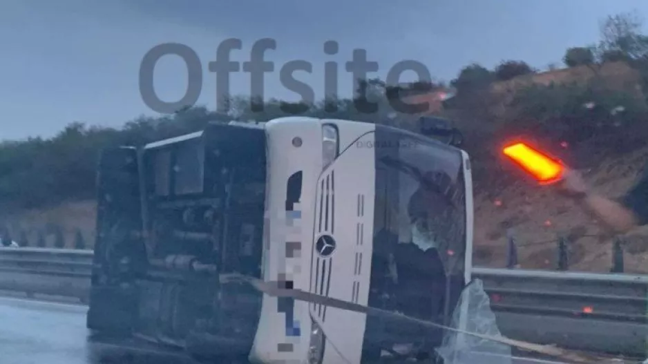 Ανατράπηκε mini bus στο highway - Κλειστές 2 λωρίδες
