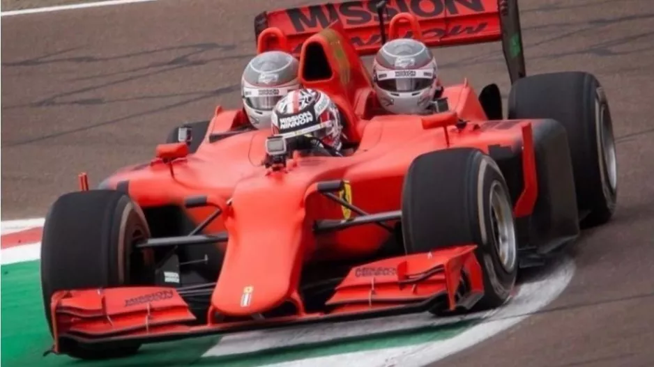 Έβγαλε τη… φαμίλια βόλτα με αυτοκίνητο Formula 1! 