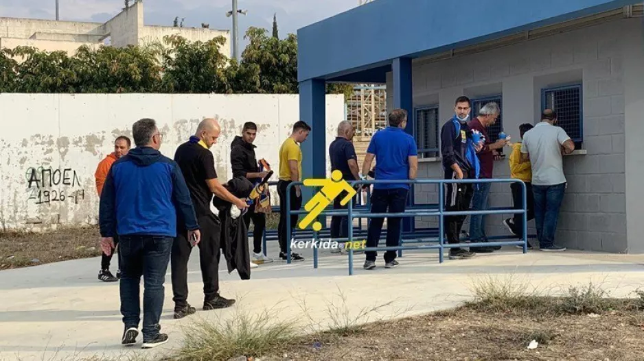 Παίρνει... γαλαζοκίτρινο χρώμα το ΜΑΚ! (φώτος)