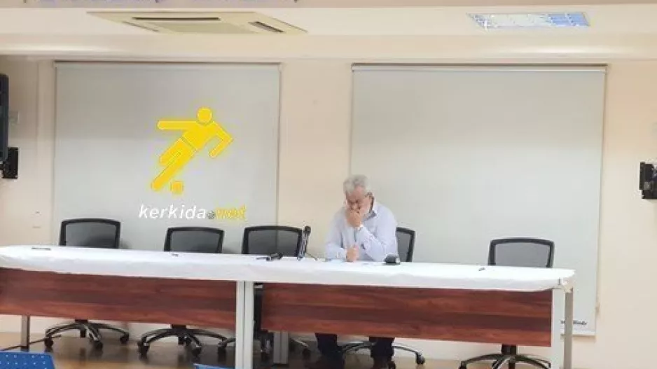 Ανόρθωση για Πάπουτσο: Ανεπιθύμητος στο "ΠΑΠ" - Τον καλεί να παραιτηθεί