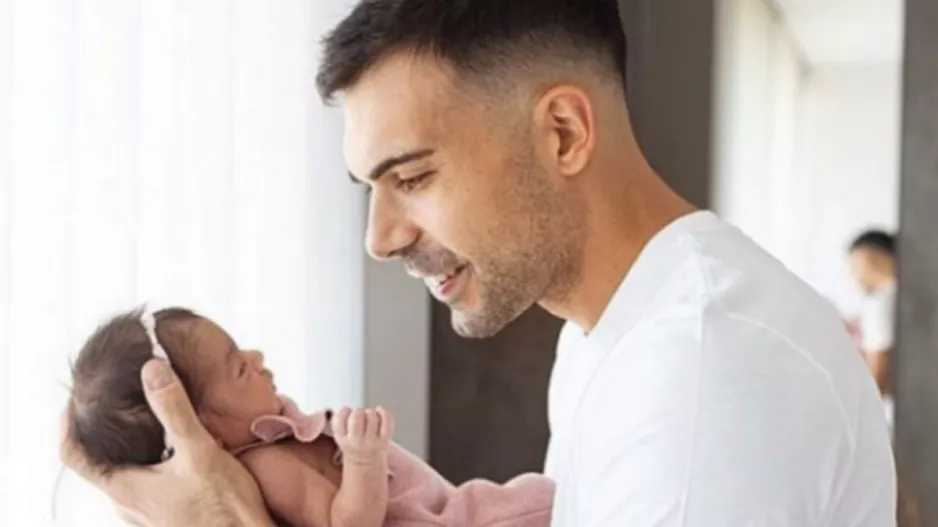 Η τρυφερή ανάρτηση του Κώστα Σλούκα με την νεογέννητη κόρη του