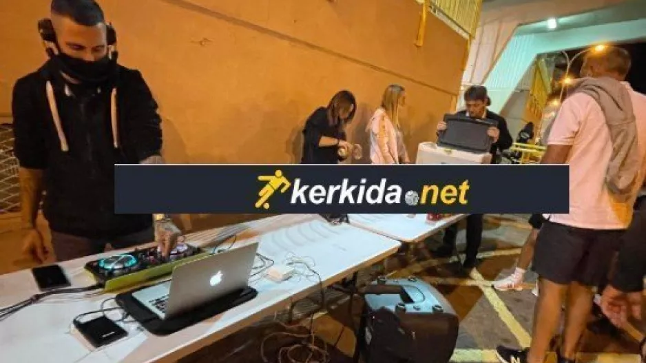 Φώτος/Γλέντι... έξω από το "Στέλιος Κυριακίδης"