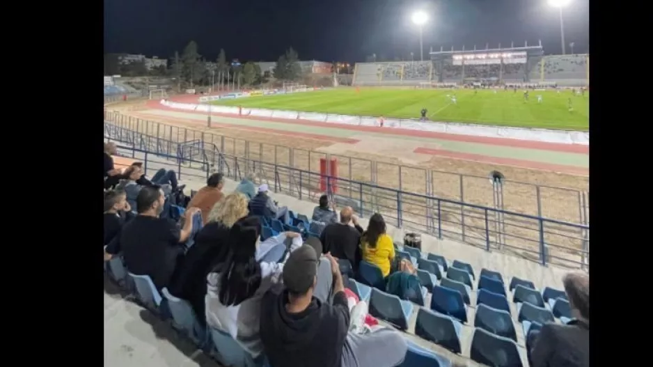 ΜΗΝΥΜΑ: "Δεν σας πειράζει που σας βλέπει ο κόσμος;"