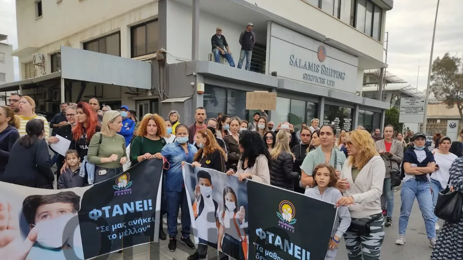 Έκλεισαν δρόμους οι γονείς στη Λεμεσό