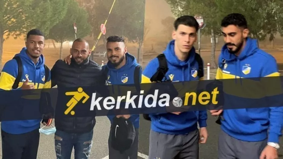 ΦΩΤΟΣ KERKIDA - Αποχωρούν για τα σπίτια τους οι παίκτες του ΑΠΟΕΛ 