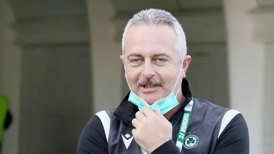 Με μουστάκι ο Σίμος