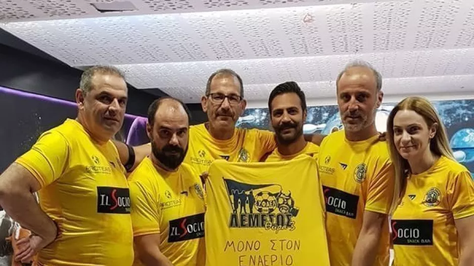  Δίπλα τους και η ομάδα μπόουλινγκ 