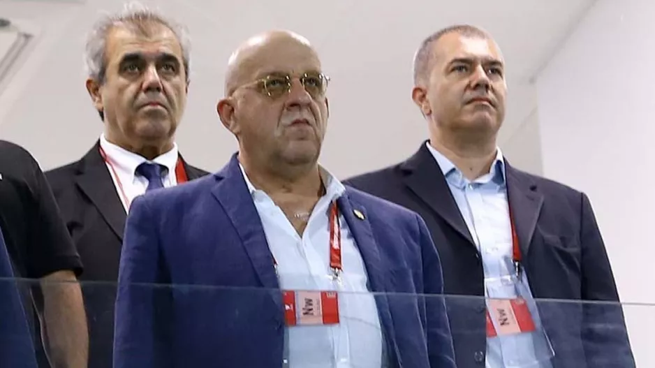 Σκέφτεται διάφορα...