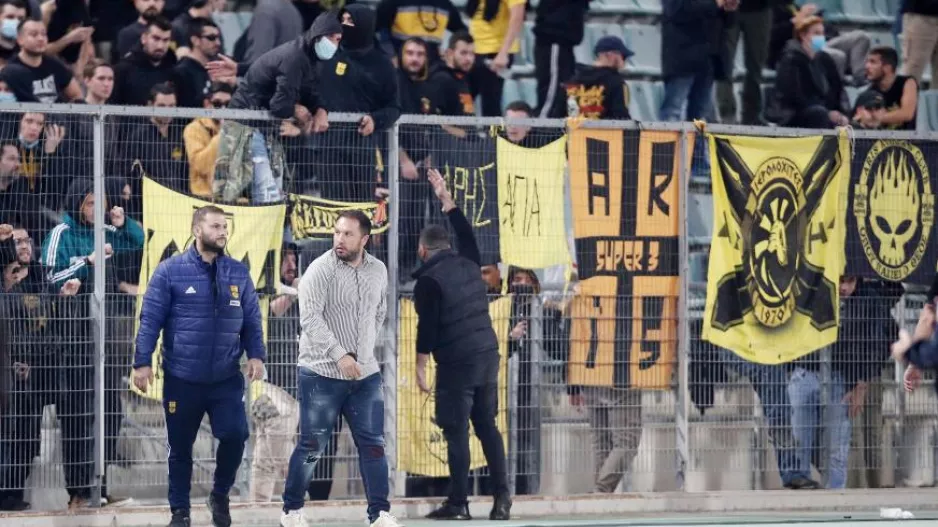 Εισβολή οπαδών του Άρη και διακοπή στο ματς