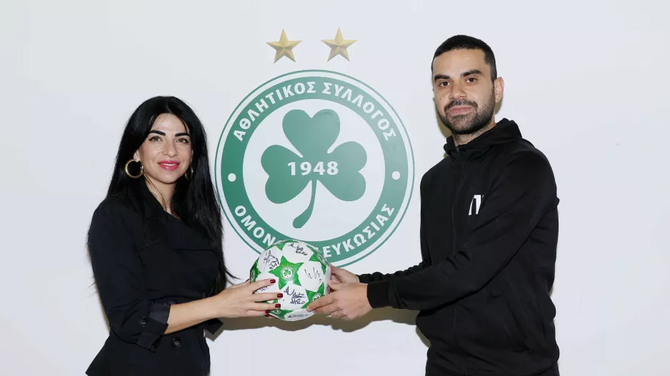 Ομόνοια/Υπογεγραμμένη φανέλα και μπάλα για καλό σκοπό
