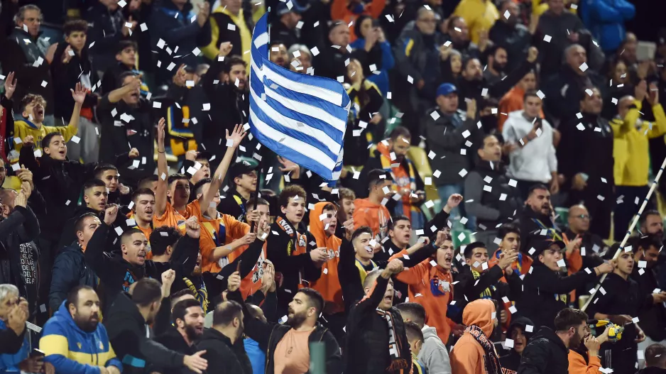 Δεν τους αφήνουν μόνους...