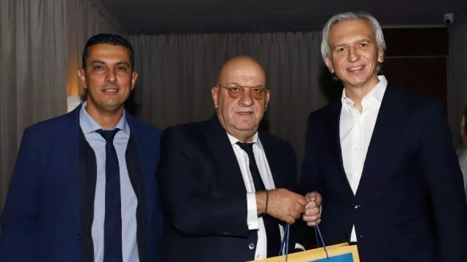 Διοικητικό... γεύμα (Φώτος)