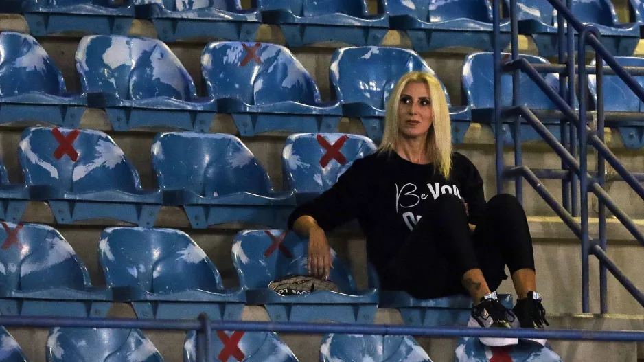 Στο πλευρό του