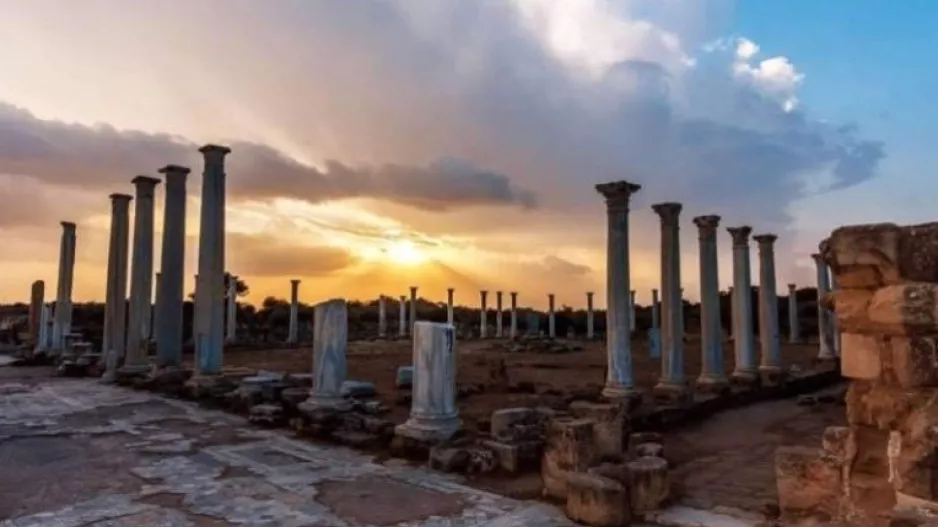 Καταδικάζει... η Νέα Σαλαμίνα