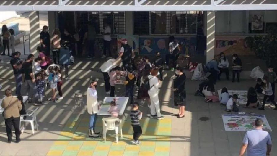 Γονείς και παιδιά στόλισαν σχολείο!