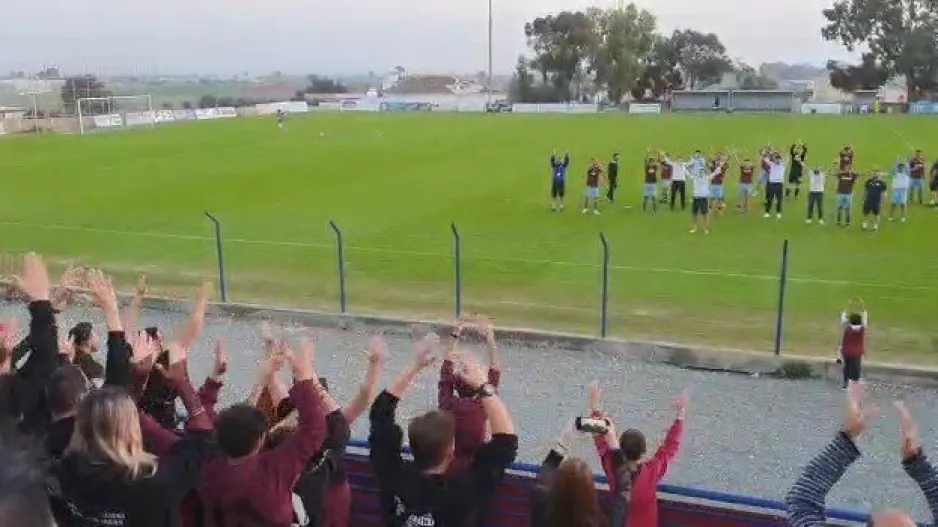 Παίκτες και κόσμος έγιναν... ΕΝΑ! (Βίντεο)