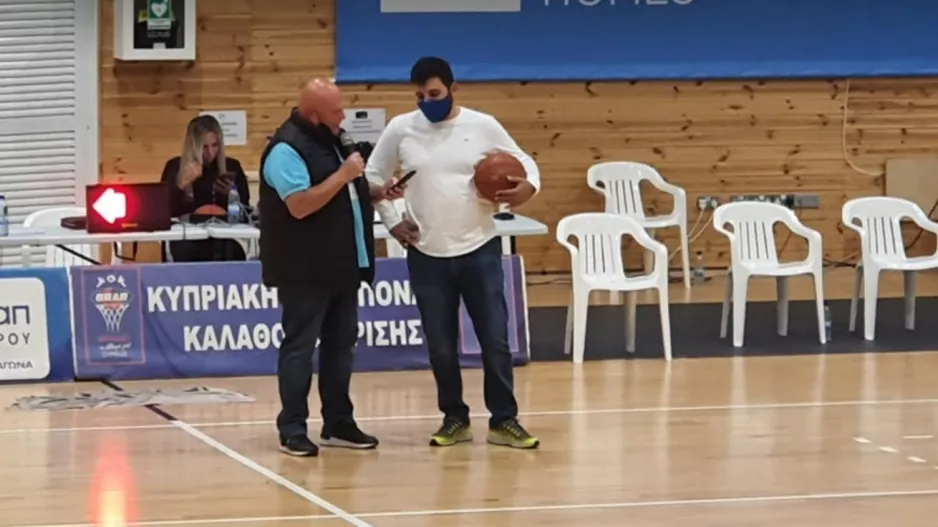 ΒΙΝΤΕΟ: Ψυχαγωγία στο ημίχρονο / Όποιος ευστοχήσει  απ'το κέντρο 
