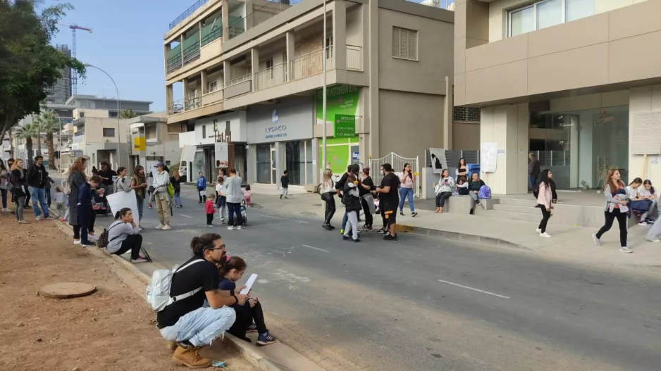 Συνελήφθη γονέας σε διαμαρτυρία για τα μέτρα