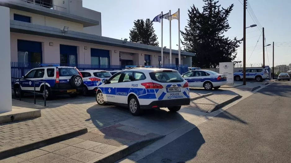 Πάφος: Οδηγός βγήκε σε πεζοδρόμιο κτύπησε 3 αυτοκίνητα-Έφυγε πεζός