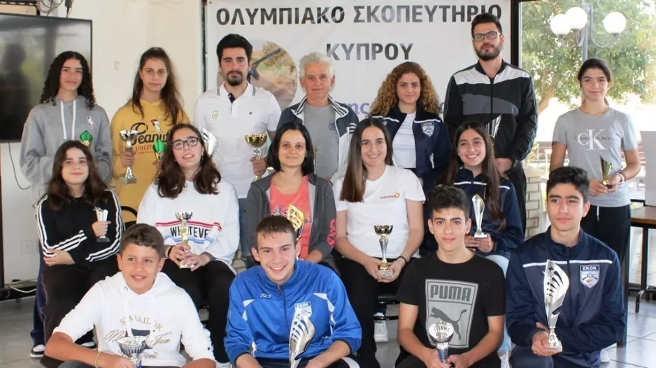 Ένας έφηβος και μια νεάνιδα  νικητές στο αεροβόλο πιστόλι