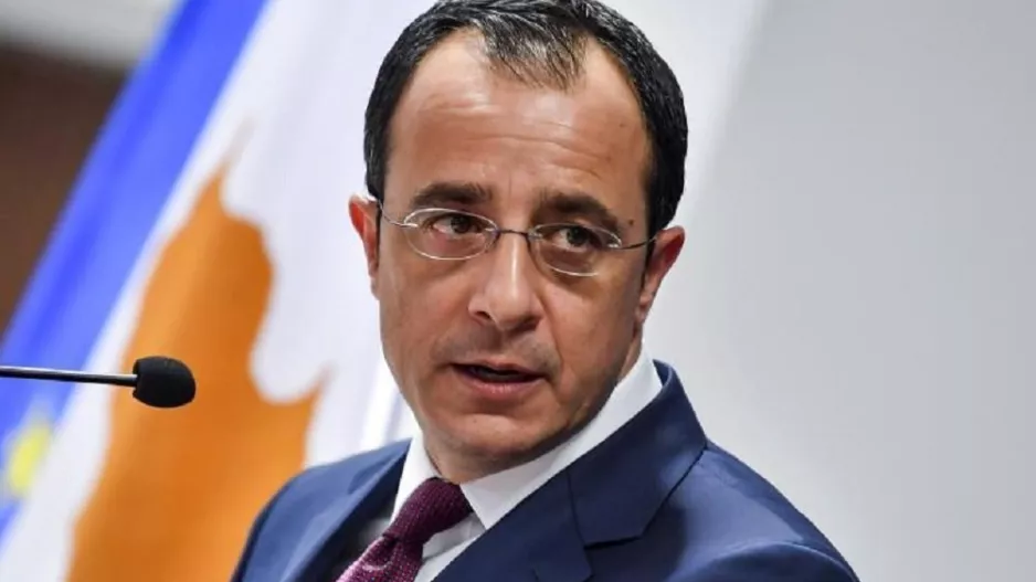 Παρακολουθεί ο Νίκος...
