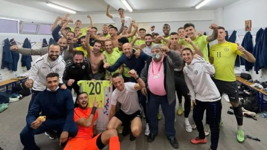 Πάρτι στ' αποδυτήρια και ψηλά η φανέλα με το "20"!