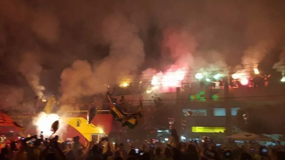 "ΟΛΟΙ όρθιοι για 90 λεπτά"