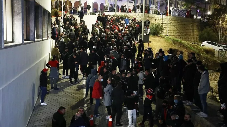 Μπόλικος κόσμος έξω από τα γραφεία του Ολυμπιακού για Μανωλά!