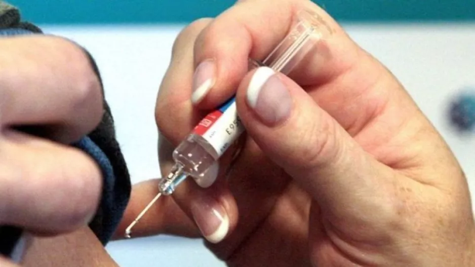 Πήγε να κάνει εμβόλιο φορώντας ψεύτικο χέρι σιλικόνης!