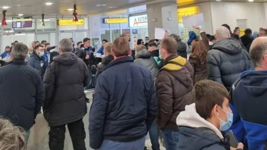 Eφτασε το 2ο αεροπλάνο των "Μαχητών", τους περίμεναν οι Σέρβοι! (βίντεο)
