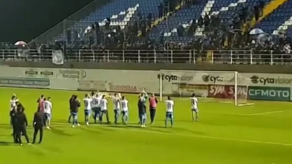 Απολλωνίστες σε παίκτες: "Θρύλε εκεί, εκεί ψηλά στην κορυφή!" (βίντεο)