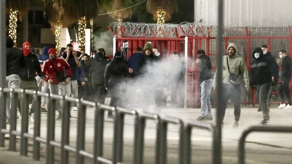 Επεισόδια έξω από το «Γ. Καραϊσκάκης»! (φώτος) 
