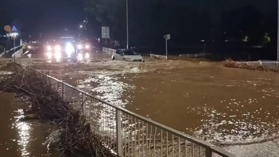 Οδηγός εγκλωβίστηκε στα νερά του Πεδιαίου (βίντεο)