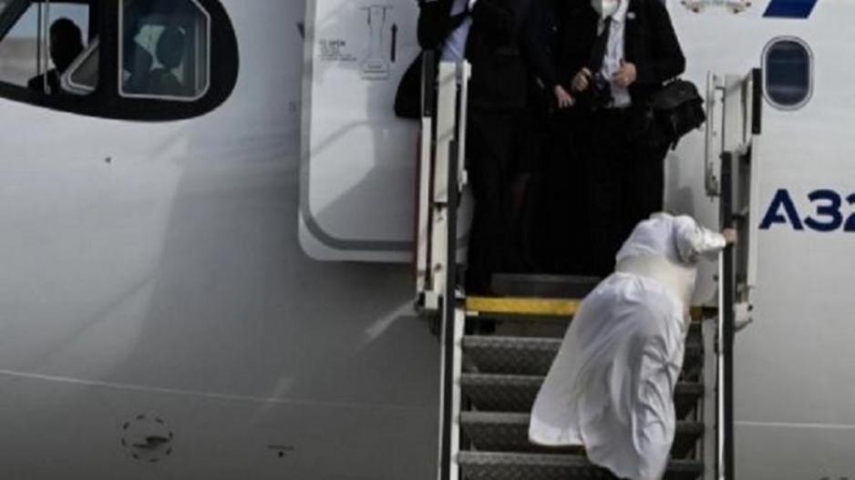 Σκόνταψε ο Πάπας ανεβαίνοντας στο αεροπλάνο! (βίντεο)