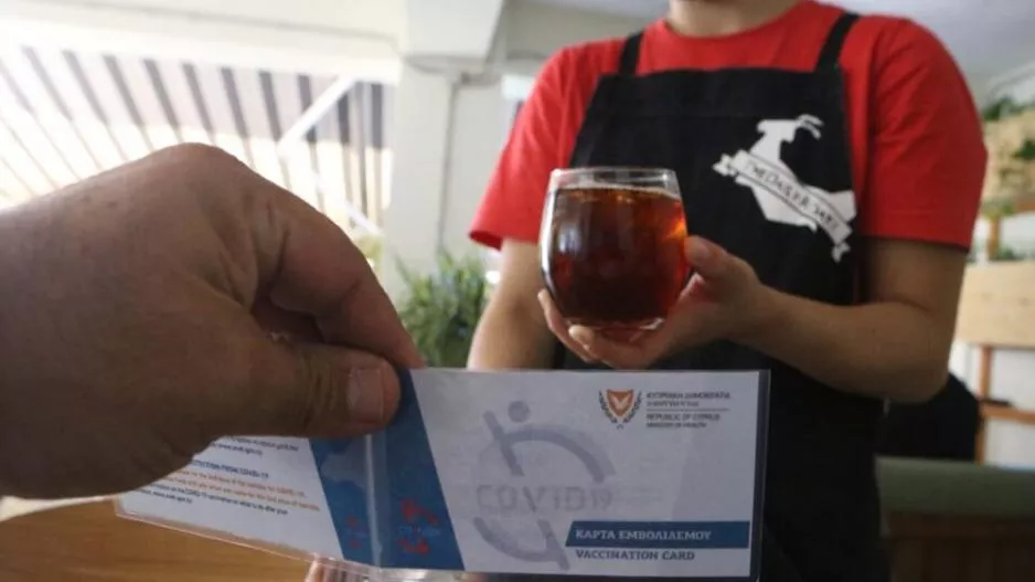 Κυκλοφορούσαν με Safepass άλλων και τους φόρεσαν χειροπέδες!