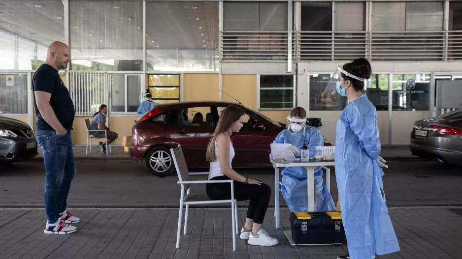 Σημαντική αλλαγή για εμβολιασμένους στενές επαφές