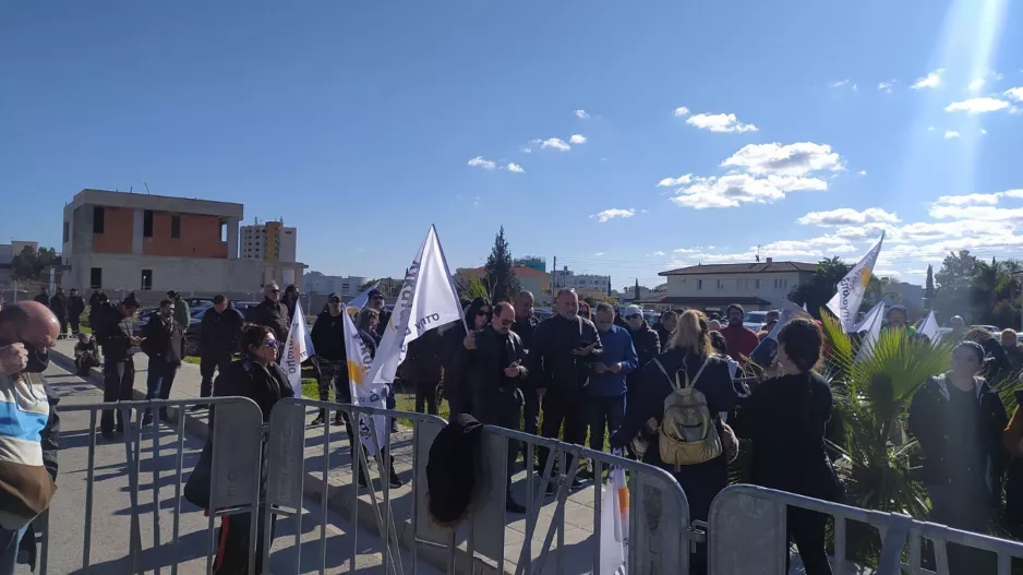 Διαμαρτυρία έξω από το Συνεδριακό
