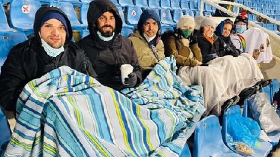 Με την κουβέρτα τους γήπεδο! 