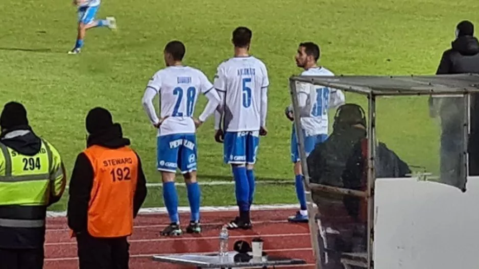Τριπλή κίνηση - Ντεμπούτο Αυλωνίτη