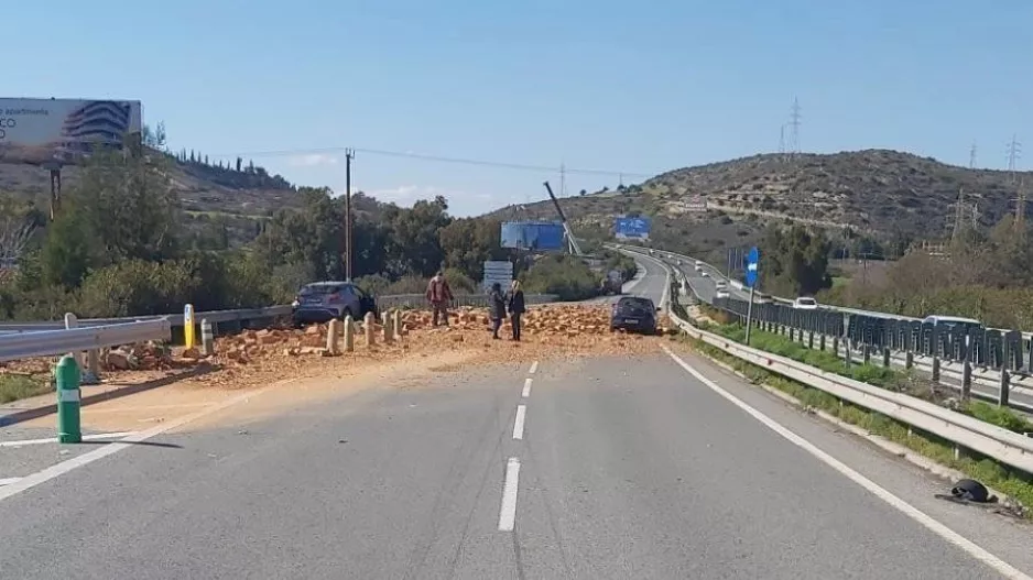 (Έκτακτο) Γέμισε τούβλα το highway - Έκλεισε ο δρόμος (βίντεο)