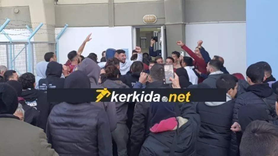 Βυσσινί τρέλα/Συνθήματα... κόσμος και παίκτες μαζί! (Φώτος/Βίντεος)