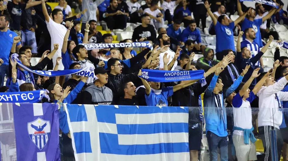 Στο πλευρό της