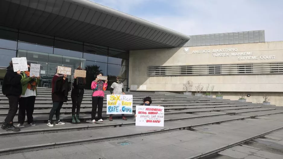 Αθώα η 19χρονη Βρετανίδα για τον ομαδικό βιασμό στην Αγ. Νάπα